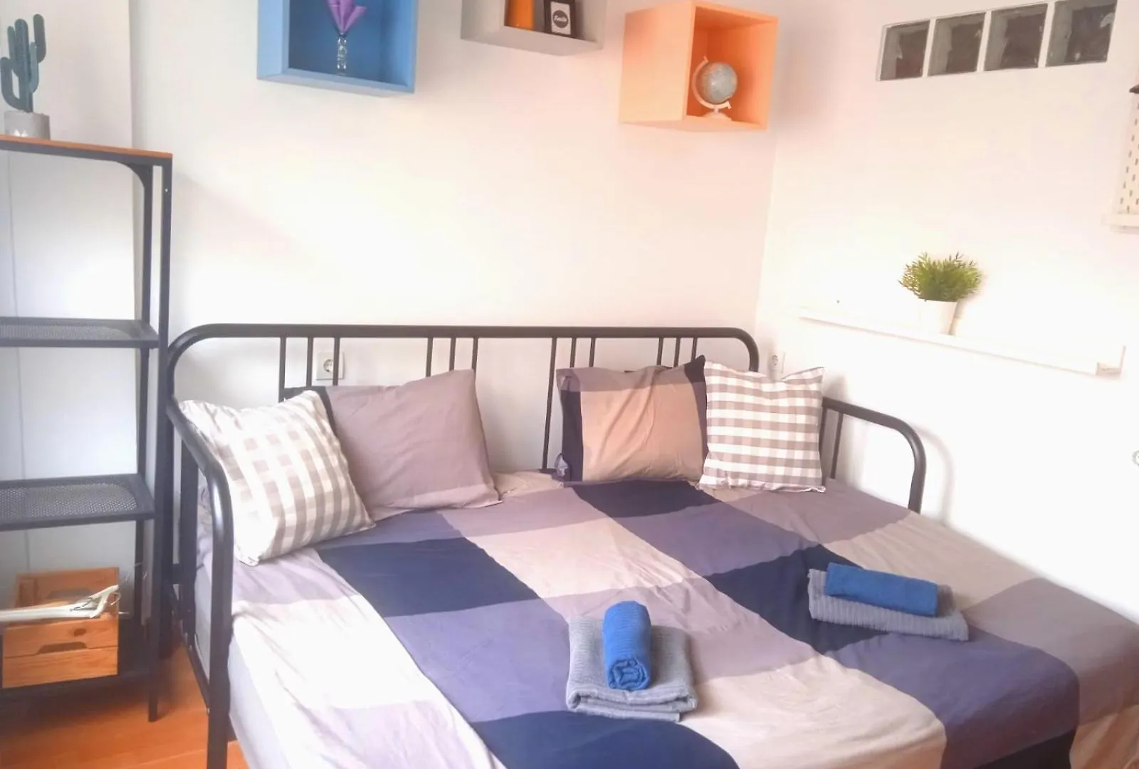Central Studio #409 Near Beaches &Free Wifi contacts